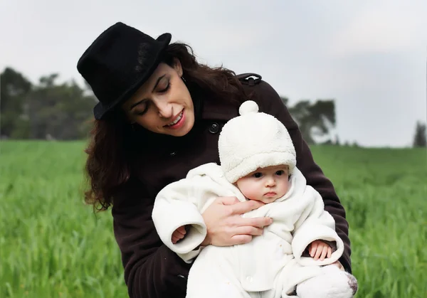 Mother and child walking in the park on a cloudy day — Stock Photo, Image
