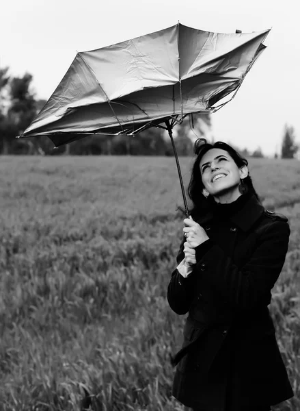 Menina com guarda-chuva. Foto em estilo de imagem de cor antiga . — Fotografia de Stock