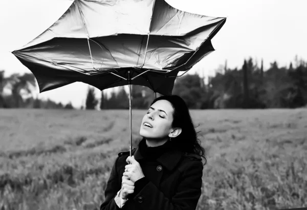 Mädchen mit Regenschirm. Foto im alten Farbbild-Stil. — Stockfoto