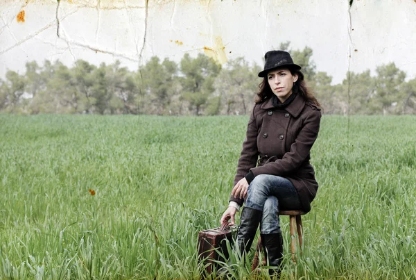 Meisje in het veld. foto in oude kleur beeld stijl. — Stockfoto