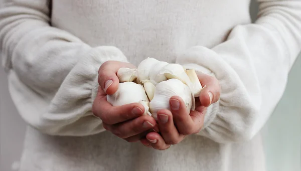 Woman holding garlic. Concept - Simple Life. — Stock Photo, Image
