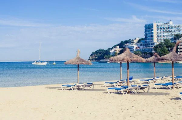 Plaży leżaki i parasole na plaży. Portugalia. Vila moura. — Zdjęcie stockowe