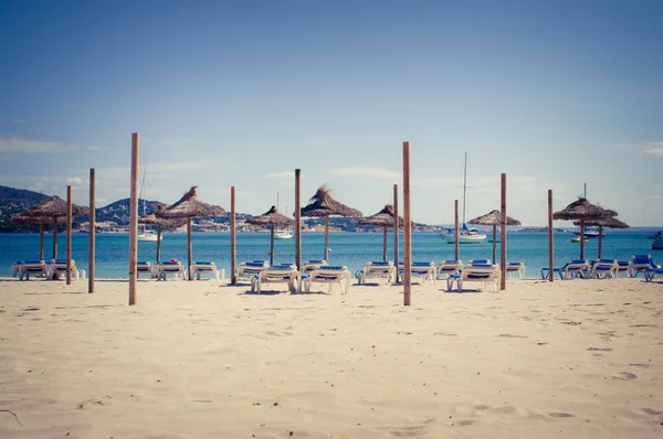 Pláže lehátka a slunečníky na pláži. Portugalsko. Vila moura. — Stock fotografie
