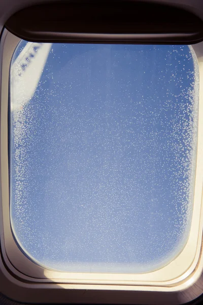 Mirando por la ventana de un avión Imagen de archivo