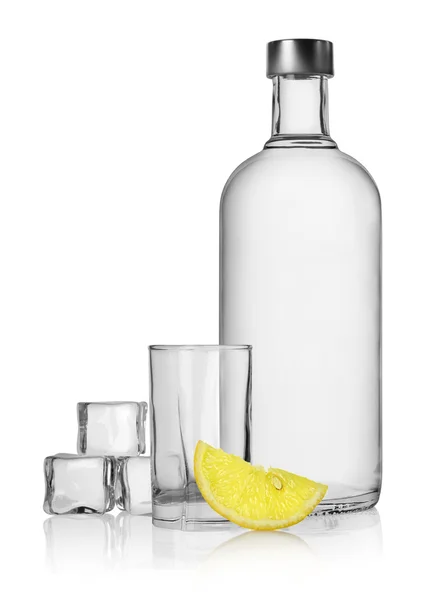 Flasche Wodka und Zitrone — Stockfoto