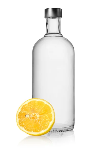 Wodka und Zitrone isoliert — Stockfoto