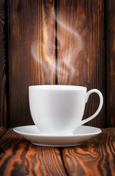 Vit kopp med rykande varm dryck — Stockfoto