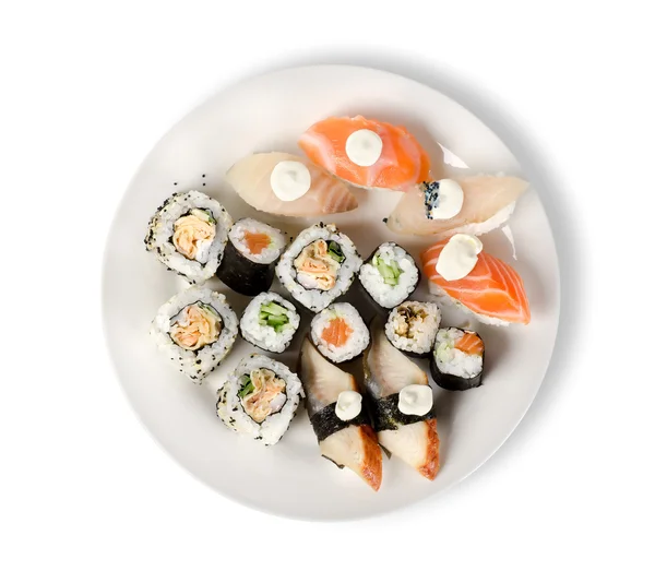 Суши и рулоны в изолированной тарелке — стоковое фото