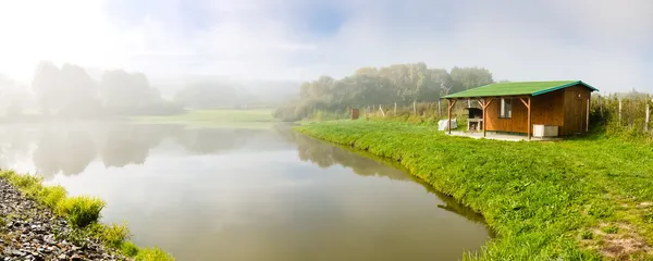 Рыболовный домик над прудом — стоковое фото