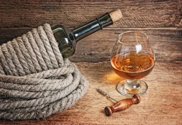 Láhev vína, zabalené s lan — Stockfoto