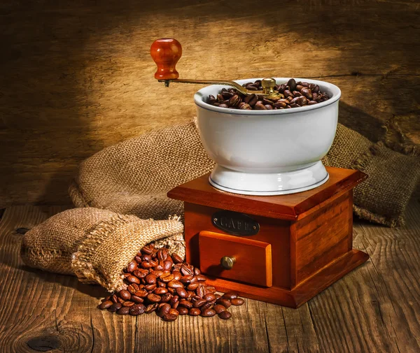 Kvarnen och andra tillbehör för kaffe — Stockfoto