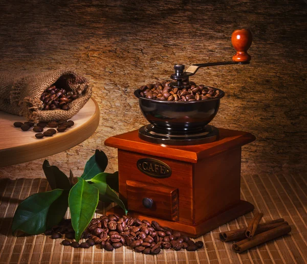 Шлифовальный станок и другие аксессуары для кофе — стоковое фото