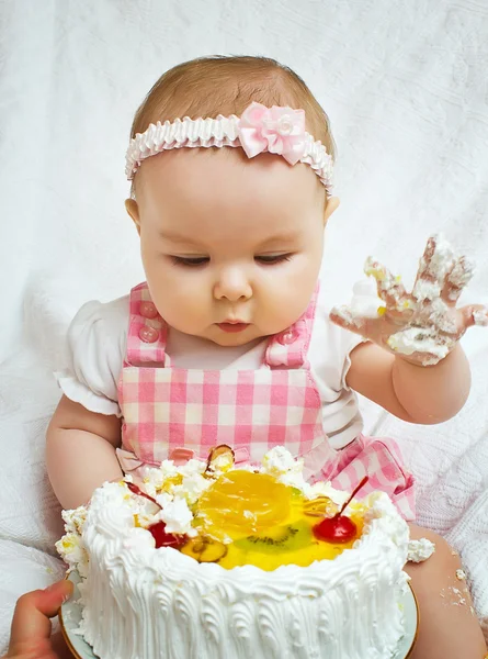 달콤한 케이크와 함께 어린 소녀 — 스톡 사진