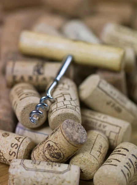 Corkscrew on the background of the corks — Stock Photo, Image