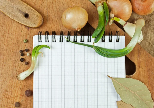 Laptop om te schrijven van recepten met kruiden — Stockfoto