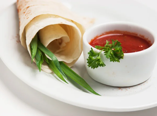 Pancake con salsa e verdure — Foto Stock