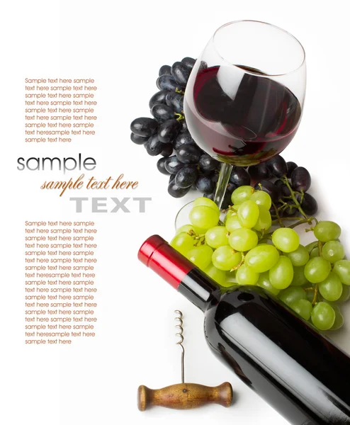 Glas Rotwein mit Flasche und Trauben — Stockfoto