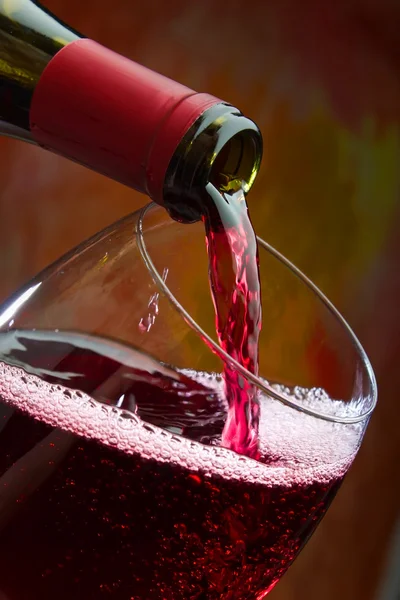 Wine pours into the glass of the bottle — Stock Photo, Image