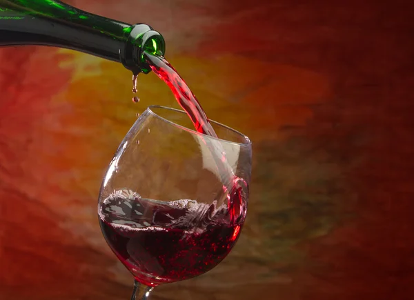 Şarap şişe cam içine dökülen — Stok fotoğraf