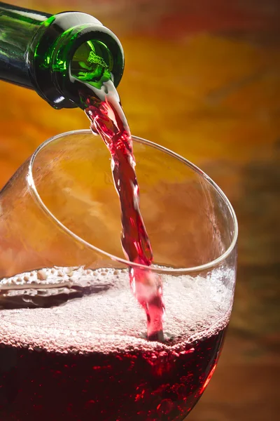 Wino nalewa się do szklanej butelki — Zdjęcie stockowe