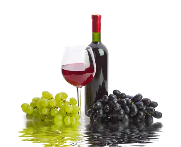 Glas rode wijn met fles en druiven — Stockfoto