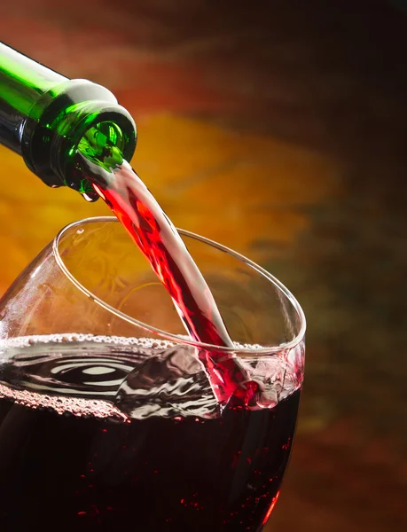Wine pours into the glass of the bottle — Stock Photo, Image
