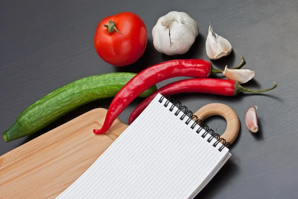 Gemüse und Kochutensilien — Stockfoto