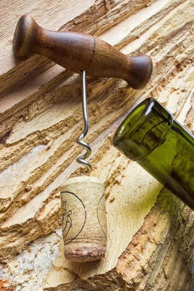 Corkscrew met een kurk uit een fles — Stockfoto
