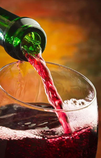 Вино вливає в склянку пляшки — стокове фото