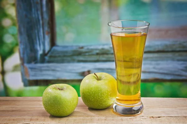 Jus de pomme dans un verre sur une table — Photo