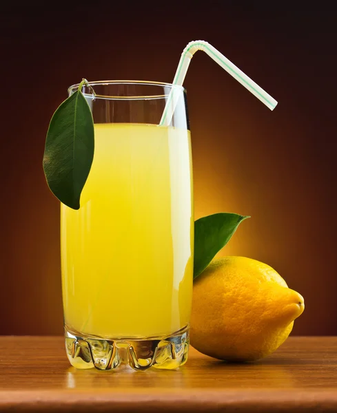 Orangensaft im Glas auf dem Tisch — Stockfoto