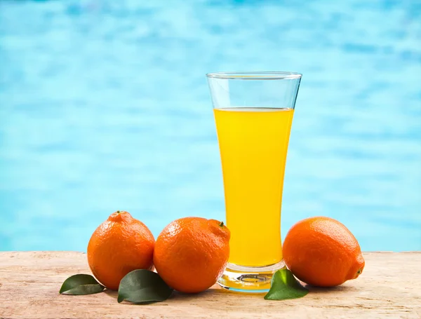 Jus d'orange dans un verre sur une table — Photo