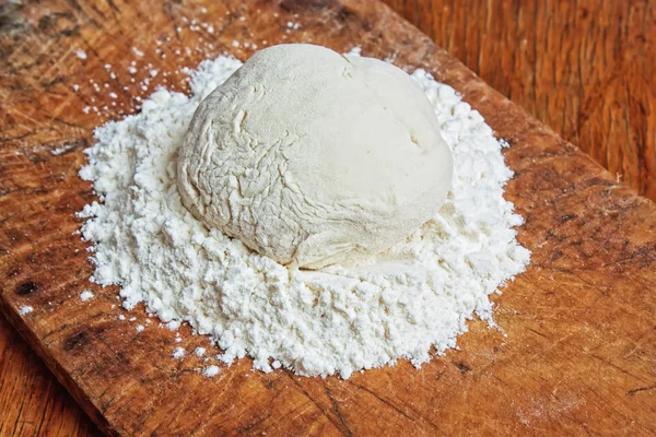 Pasta nella farina — Foto Stock