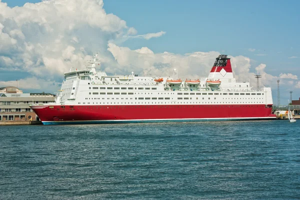 Cruiseschip in de haven van helsinki — Stockfoto