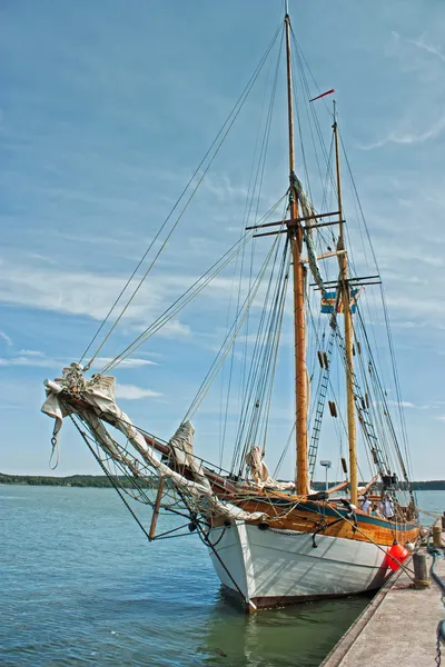 Antiguo barco en el puerto deportivo — Foto de Stock