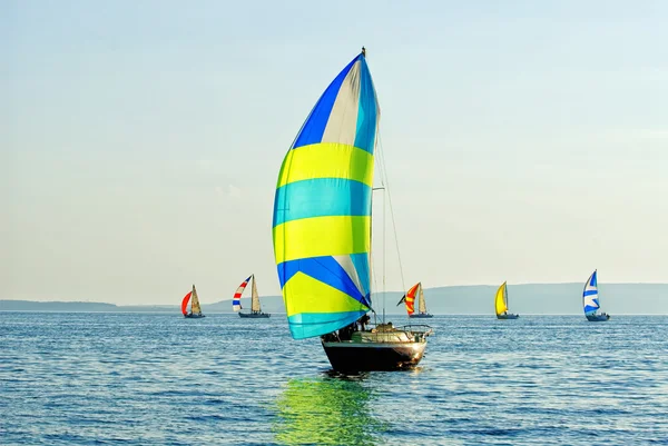 Jacht bierze udział w konkursach w żeglarstwie — Zdjęcie stockowe