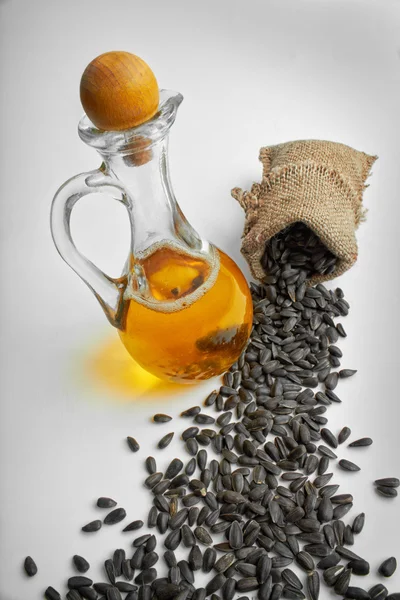 Sementes de girassol e óleo vegetal em uma garrafa — Fotografia de Stock