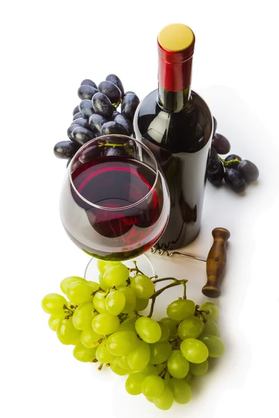 Copo de vinho tinto com garrafa e uvas — Fotografia de Stock