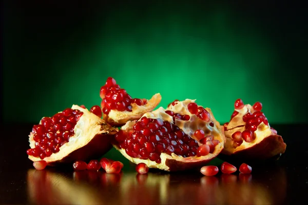 Ripe juicy fruit of the broken pomegranate — Stock Photo, Image