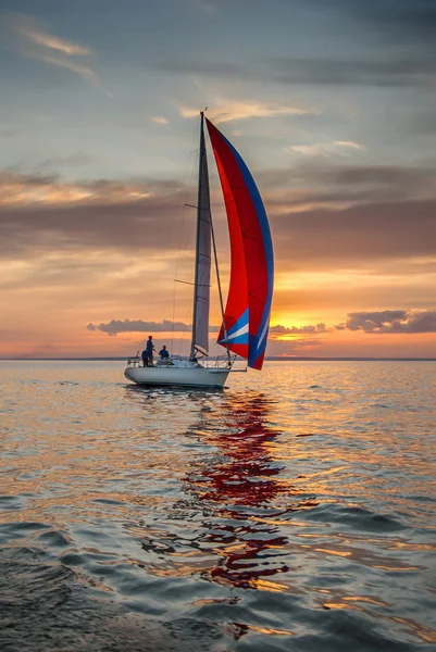 Båten tar del i tävlingar i segling — Stockfoto