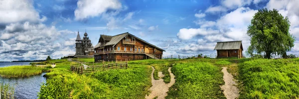 Die hölzernen Gebäude der alten russischen Architektur — Stockfoto