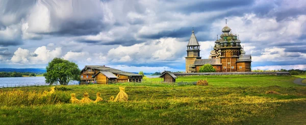 Dřevěné budovy staré ruské architektury — Stock fotografie