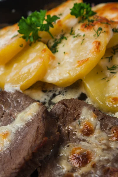 Ugnsstekt potatis med kött — Stockfoto