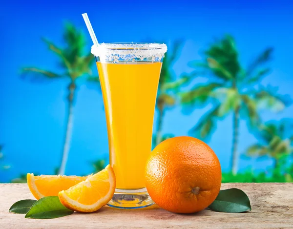 Sumo de laranja em um copo em uma mesa — Fotografia de Stock