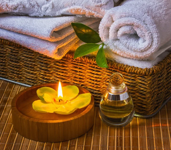 Spa con asciugamani e candela — Foto Stock