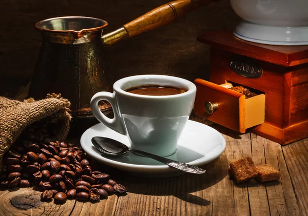 Mühle und anderes Zubehör für den Kaffee — Stockfoto
