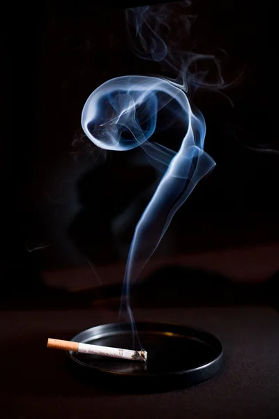 Fragezeichen hinter Zigarette und Rauch — Stockfoto