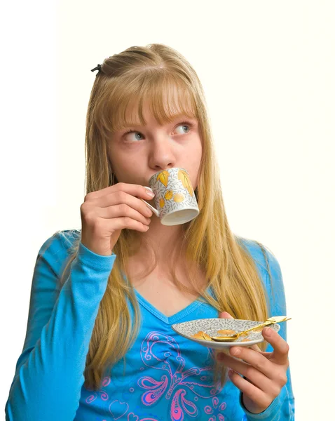 Ξανθό κορίτσι πίνετε ένα φλιτζάνι του τσαγιού — Φωτογραφία Αρχείου