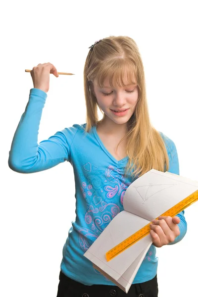 ブロンドの女の子は数学の宿題を解決します。 — ストック写真