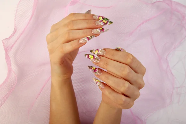 Mani femminili con manicure, unghie — Foto Stock